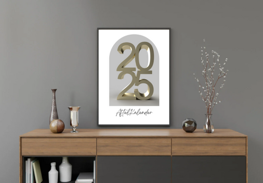 bureau met houders erop en een grote lijst waarin een aftelkalender staat met 2025 erop