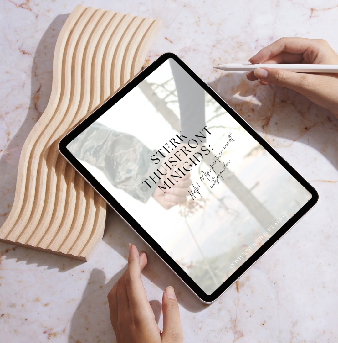 een tablet waarin de voorzijde van het gratis e-book sterk thuisfront minigids: help mijn partner wordt uitgezonden op staat