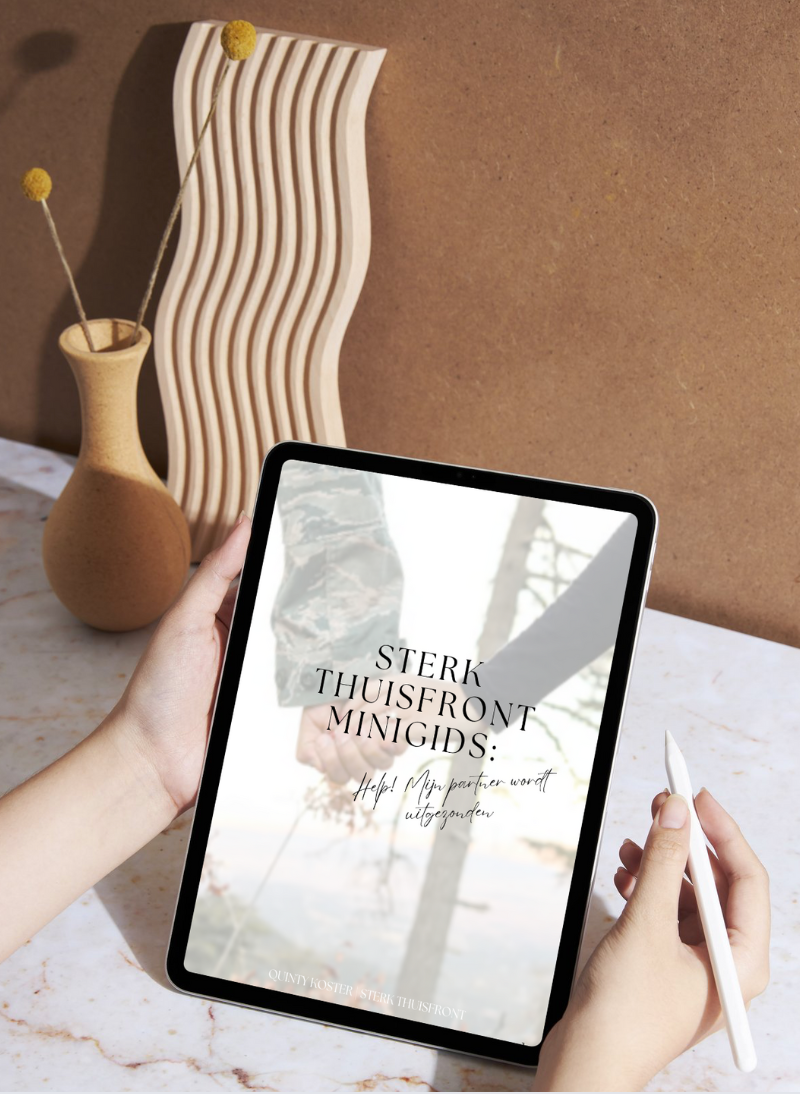 een tablet waarin de voorzijde van het gratis e-book sterk thuisfront minigids: help mijn partner wordt uitgezonden op staat