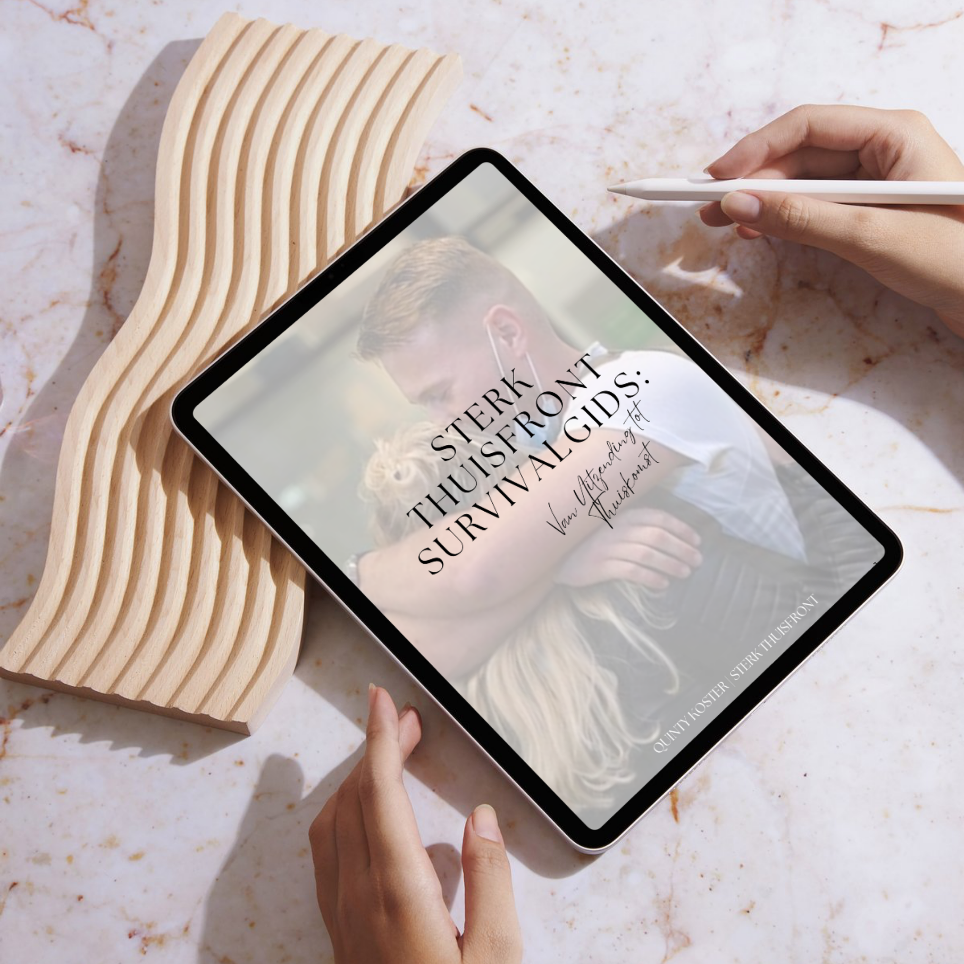 een tablet waarin de voorzijde van het e-book sterk thuisfront survivalgids: van uitzending tot thuiskomst op staat